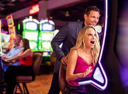 ibet877 APP မြန်မာ ဖုန်းဖြင့် Slots နှင့် Sportsbook ကစားနေသောမြင်ကွင်း